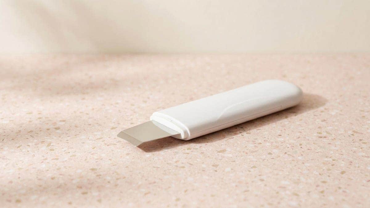 Spatule à ultrasons blanche, lame plate en acier inoxydable inclinée au bout du manche