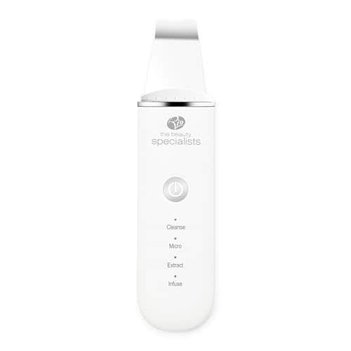 Épurateur de peau Rio blanc, lame métallique au sommet, bouton rond et quatre soins inscrits sur la face : Cleanse, Micro, Extract, Infuse