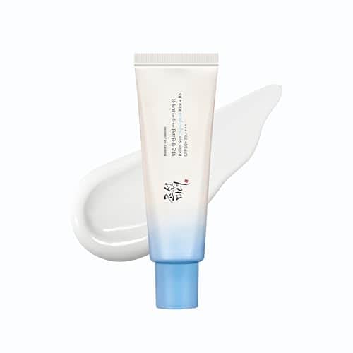 Tube blanc dégradé vers le bleu de la crème solaire Beauty of Joseon Relief Sun Aqua-Fresh Rice + B5 SPF 50+ PA++++, à côté d'une trace de crème blanche