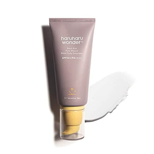 Tube mauve à embout jaune de la crème solaire minérale haruharu wonder Black Rice Pure Mineral Relief Daily Sunscreen SPF 50+ PA++++, marqué « for Sensitive Skin »