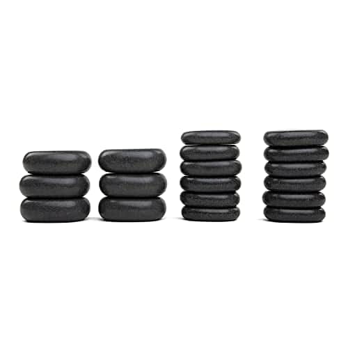 Dix-huit pierres de basalte gris foncé en quatre piles : deux de trois grandes pierres et deux de six pierres moyennes