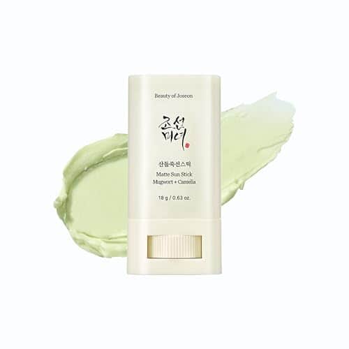 Stick solaire crème Beauty of Joseon Matte Sun Stick Mugwort + Camelia, 18 g, à côté d'une trace de texture vert pâle