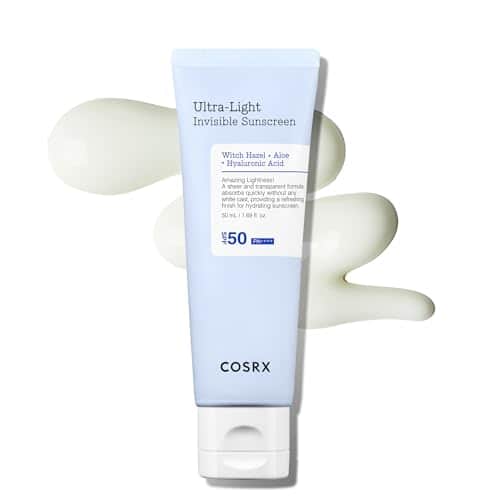 Tube bleu ciel à bouchon blanc de la COSRX Ultra-Light Invisible Sunscreen SPF 50 PA++++, 50 ml, entouré de gouttes de crème