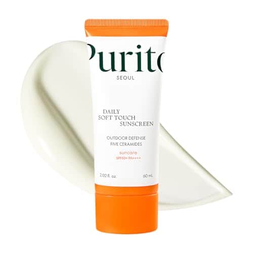 Tube blanc à bouchon orange de crème solaire Purito Seoul Daily Soft Touch Sunscreen SPF 50+ PA++++, 60 ml, à côté d'une trace de crème blanche
