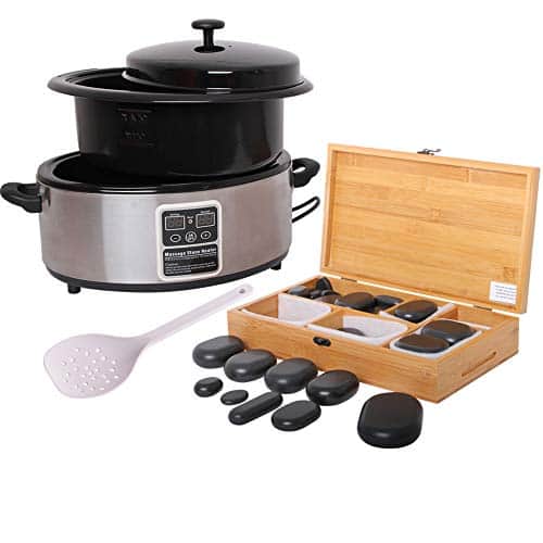 Chauffe-pierres ovale en inox à bac noir, louche blanche percée et coffret en bambou à compartiments rempli de pierres noires et de quelques pierres blanches