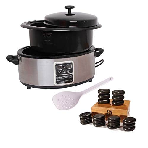 Chauffe-pierres ovale en inox à bac noir amovible et écran numérique, avec sa louche blanche percée et dix-huit pierres de basalte empilées devant un petit coffret en bois