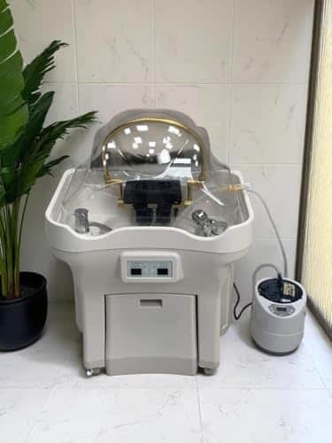 Bac head spa Zenflow blanc grisé, vasque à deux niveaux, arceau doré, appareil à vapeur à côté