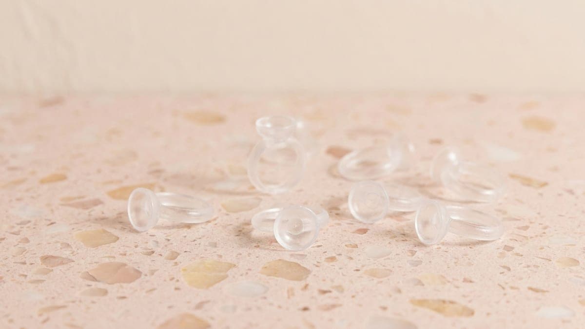 Anneaux à colle jetables en plastique transparent, surmontés d'une petite coupelle, éparpillés