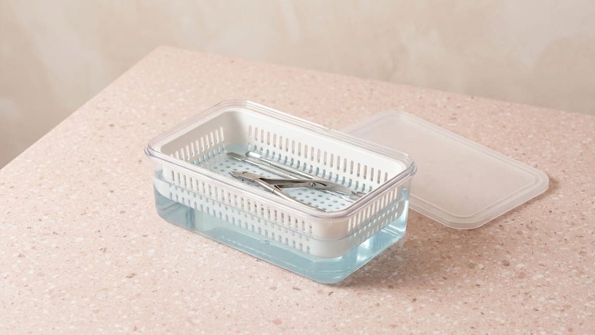 Bac de trempage transparent avec panier amovible et instruments en inox