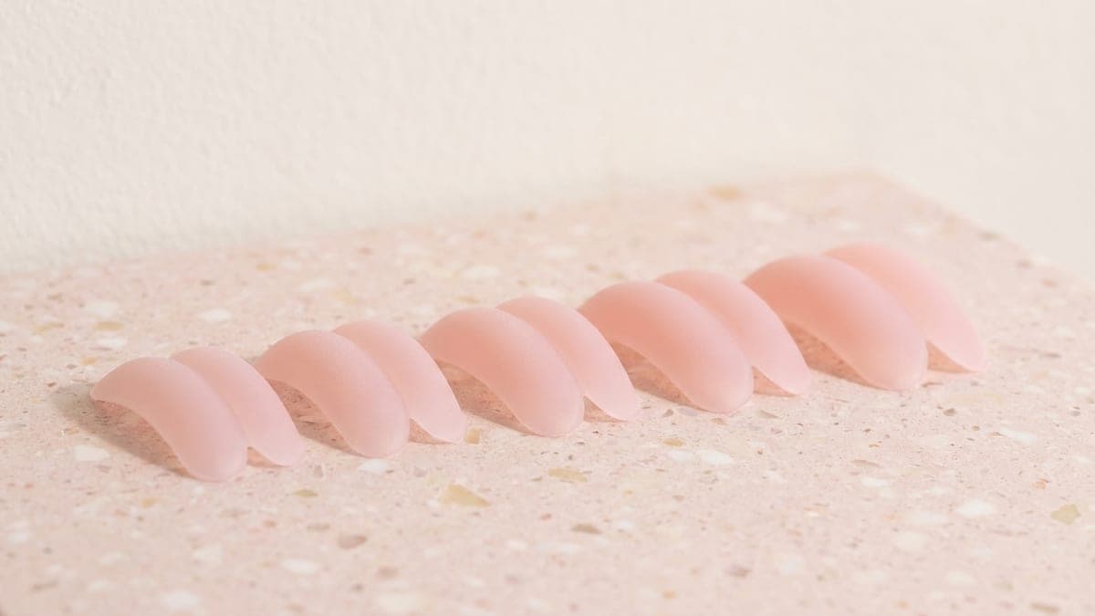 Cinq paires de bigoudis de rehaussement en silicone rose, alignées de la plus petite à la plus grande