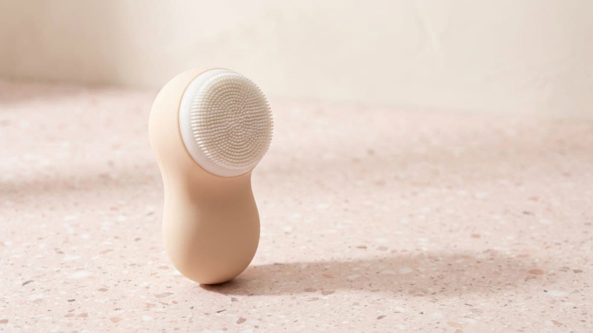 Brosse nettoyante électrique couleur chair, tête ronde en silicone couverte de picots