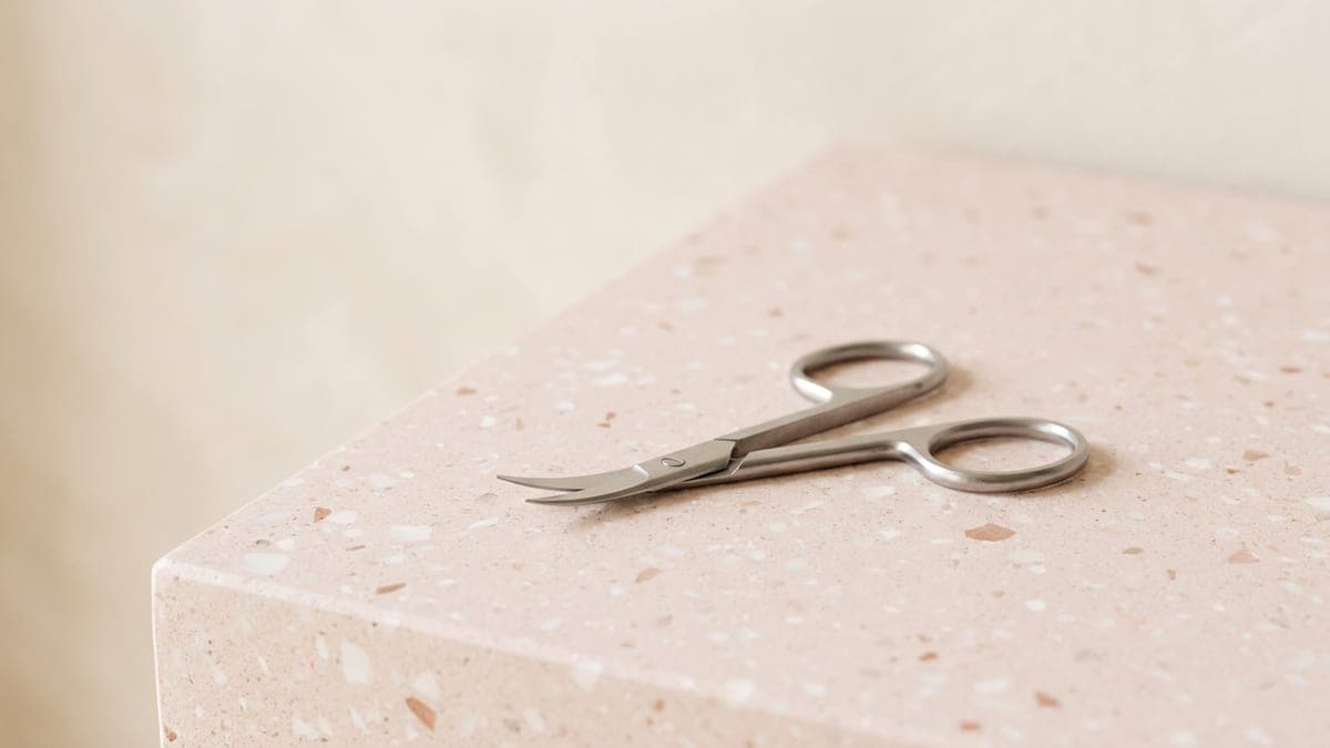 Petits ciseaux à sourcils en acier inoxydable aux lames courbes, légèrement ouverts