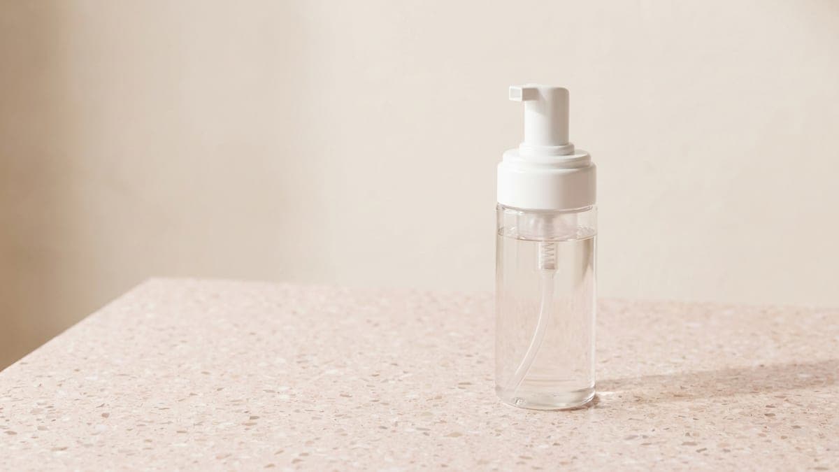 Flacon pompe transparent de dégraissant pour ongles, sans étiquette