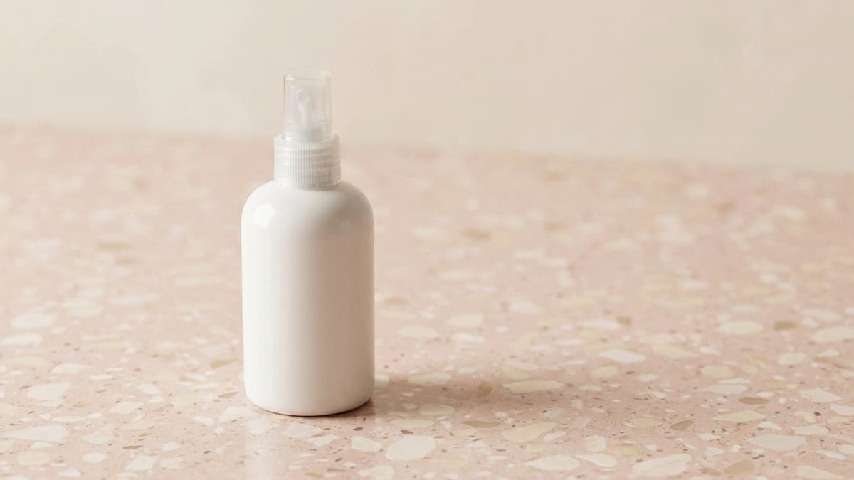 Flacon pulvérisateur blanc sans étiquette