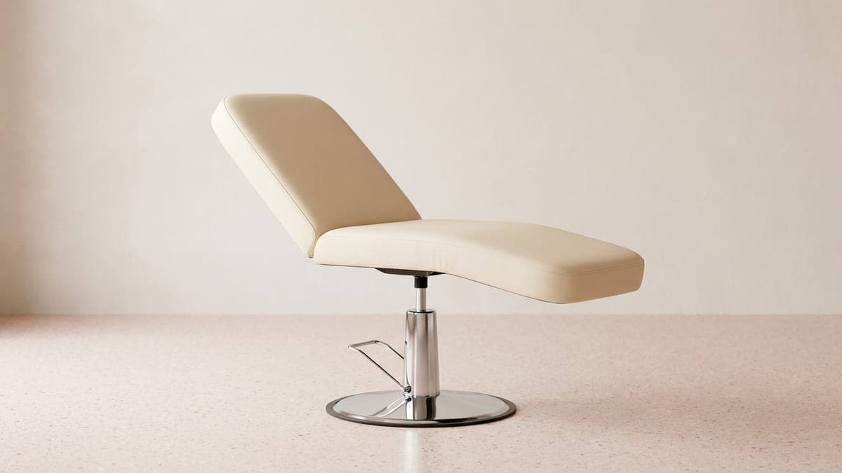 Fauteuil de soin hydraulique en simili-cuir crème sur pied chromé à pédale