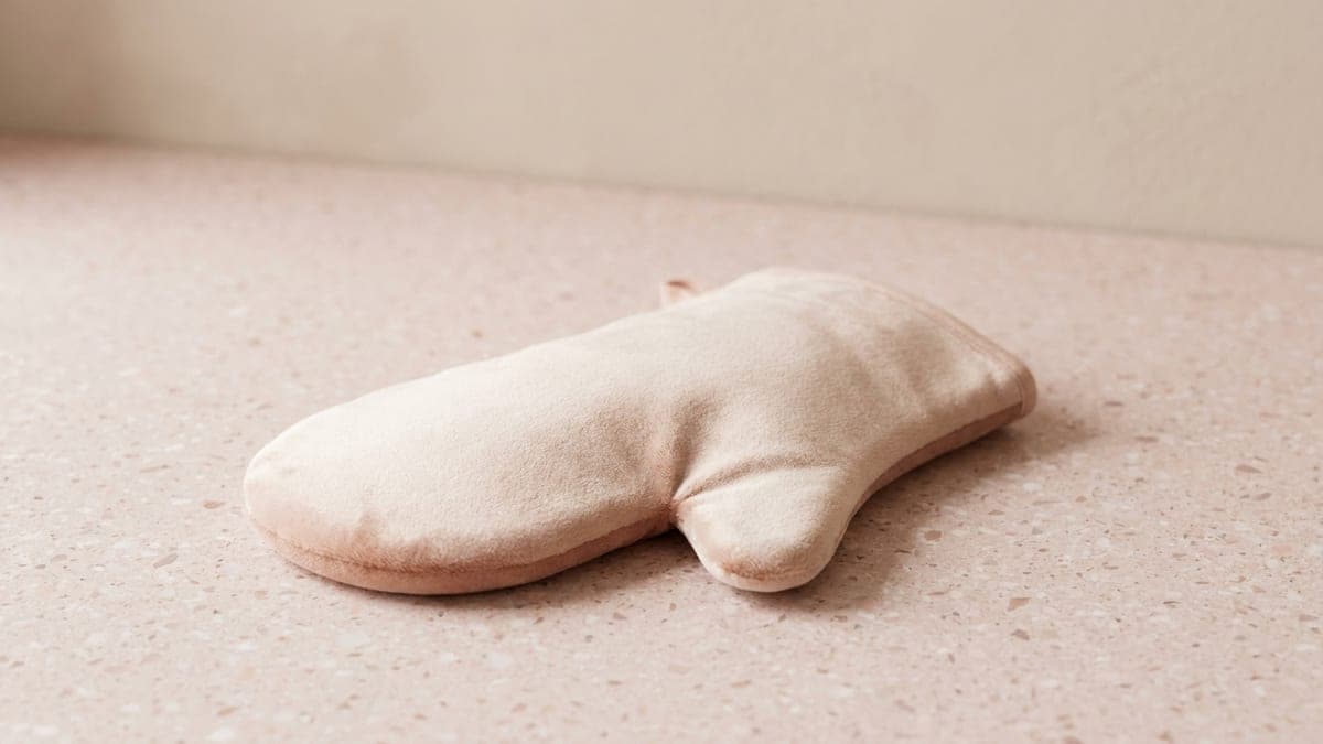 Gant d'application d'autobronzant en velours rose pâle