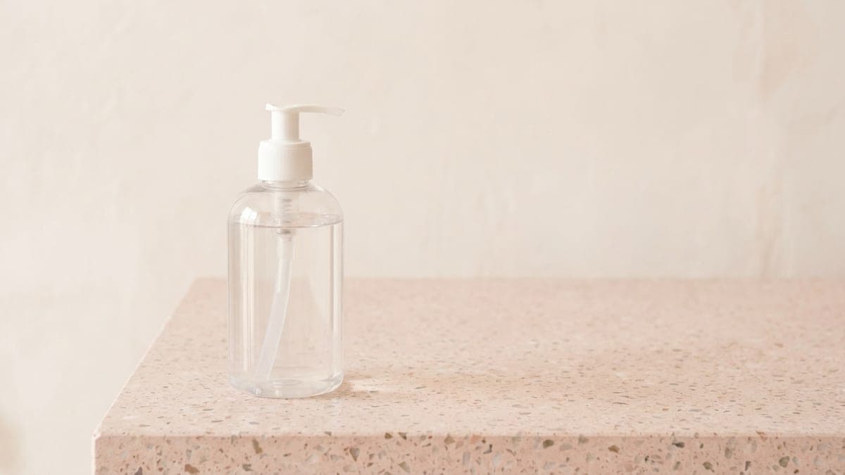 Flacon pompe transparent sans étiquette, rempli de gel hydroalcoolique