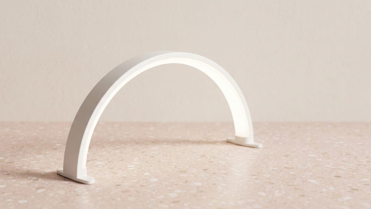 Lampe demi-lune LED blanche pour prothésiste ongulaire, allumée