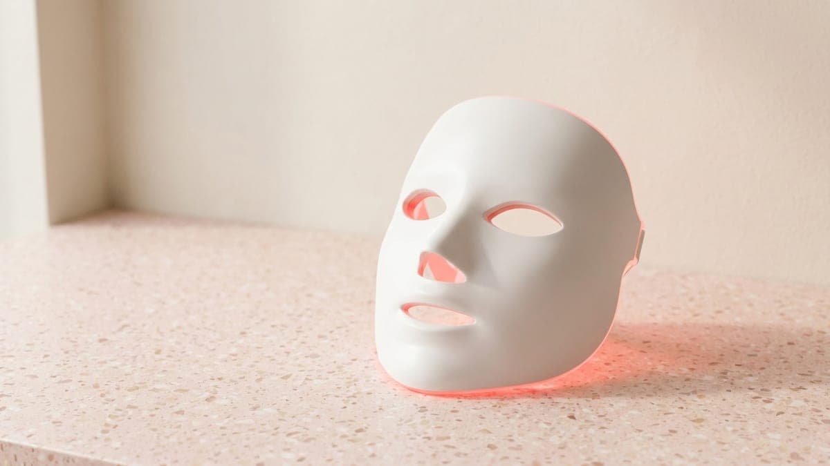 Masque LED rigide blanc, ouvert aux yeux et à la bouche, éclairé de rouge de l'intérieur