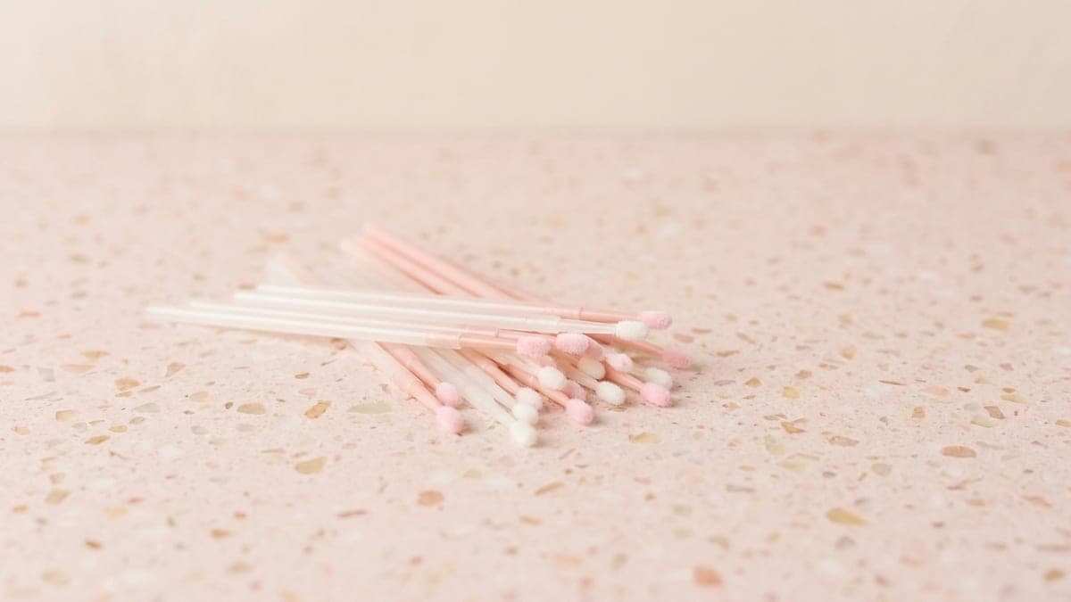 Micro-brosses jetables à pointe duveteuse, roses et blanches, éparpillées