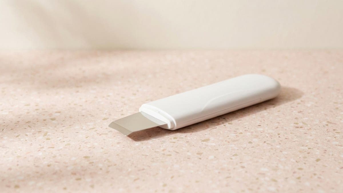 Spatule à ultrasons blanche, lame plate en acier inoxydable inclinée au bout du manche
