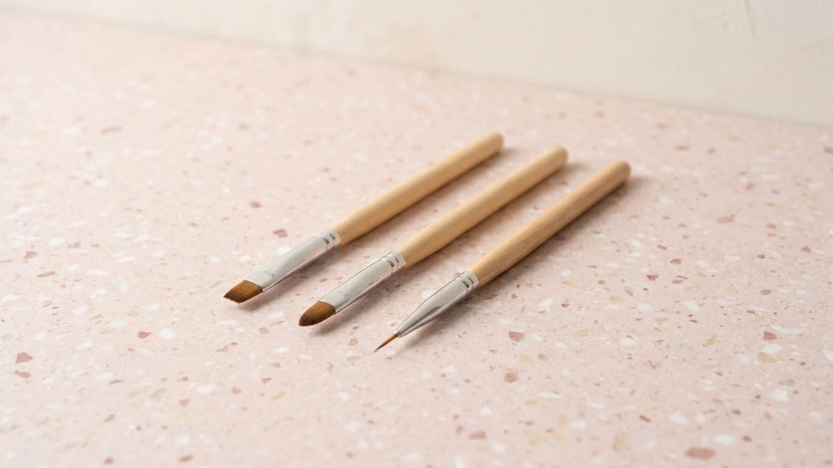 Trois pinceaux à gel pour ongles à manche en bois : plat, ovale et liner