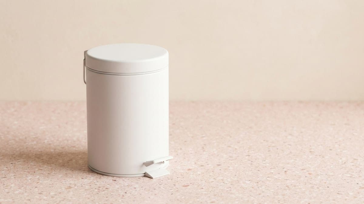 Petite poubelle à pédale blanche, couvercle fermé
