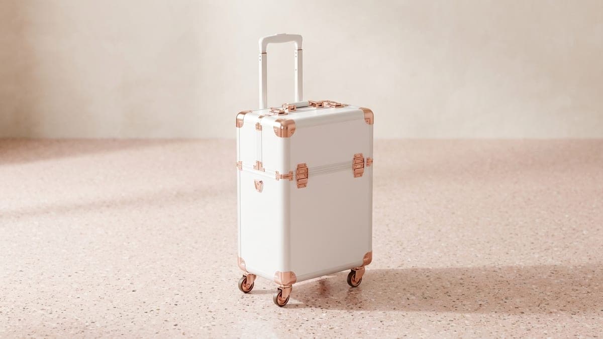 Valise trolley d'esthéticienne blanche à coins cuivrés, poignée sortie