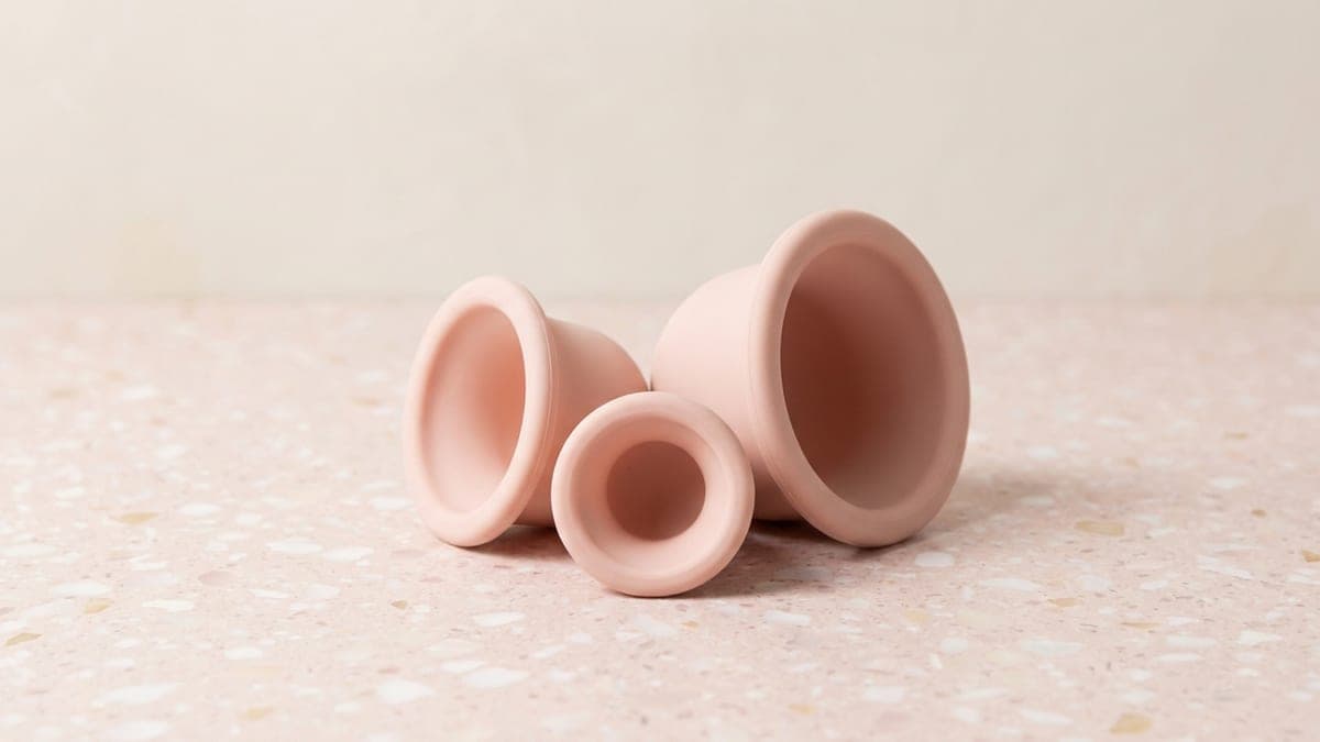 Trois ventouses souples en silicone rose poudré, de tailles différentes