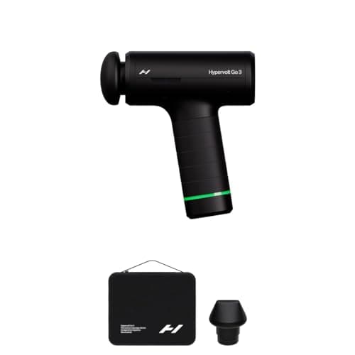 Pistolet de massage Hyperice Hypervolt Go 3 noir à anneau lumineux vert, posé debout, avec son étui noir et l'embout biseauté