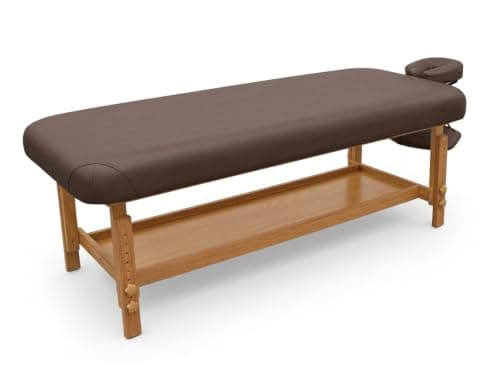 Table de massage fixe QUIRUMED en bois clair, plateau en similicuir marron, têtière ronde et grande étagère basse entre les pieds