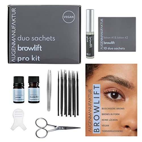 Kit Augenmanufaktur Browlift Pro : boîte grise, boîte de dix sachets doubles, flacons de primer et de soin, colle, pince à épiler, ciseaux, micro-brosses et outil de levage