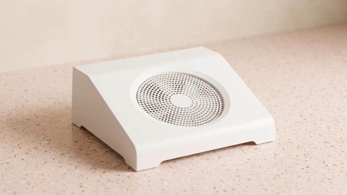 Aspirateur de table pour ongles blanc, grille perforée sur son plateau incliné