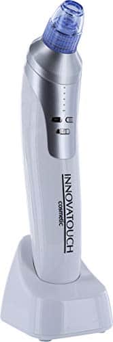 Aspirateur de points noirs Innovatouch Cosmetic argenté et blanc, tête bleue, posé sur son socle de charge