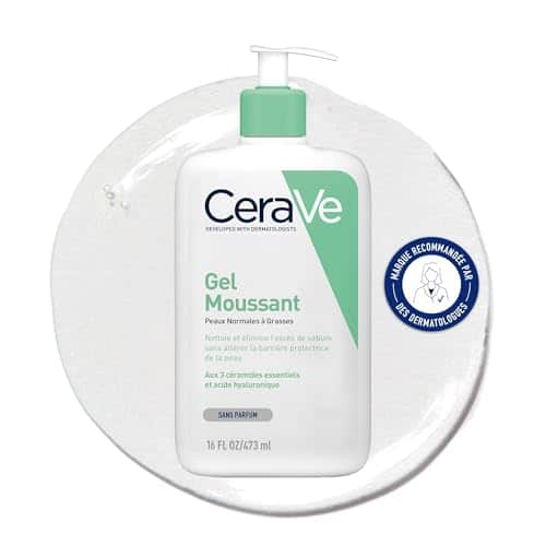 Flacon pompe blanc et vert de Gel Moussant CeraVe pour peaux normales à grasses, 473 ml, sur une flaque de gel