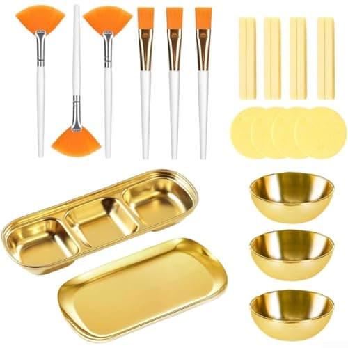 Set de soin du visage doré : trois bols en inox, pinceaux plats et éventail, éponges compressées et plateaux