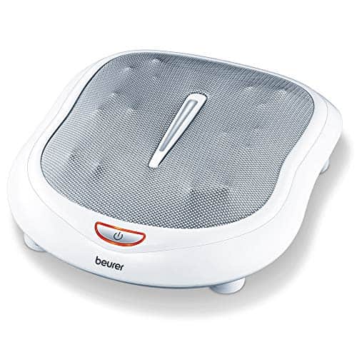 Appareil de massage des pieds Beurer FM 60 blanc, plateau gris clair à deux zones de têtes rotatives et un bouton rouge à l'avant